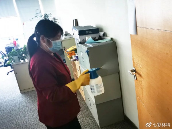 成都软件园办公区：对办公区、公共区域全面消毒